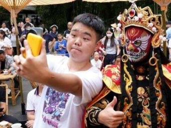 国庆假期成都杜甫草堂引游人